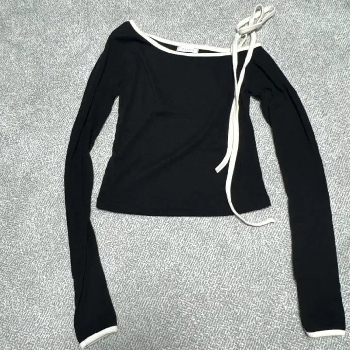 [BUNJANG] Open Shoulder Ribbon Top / 오픈숄더 리본 딱붙티 새상품