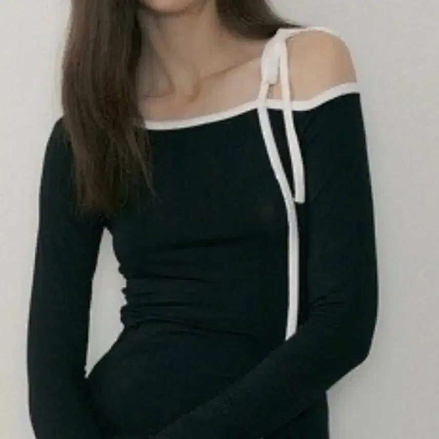 [BUNJANG] Open Shoulder Ribbon Top / 오픈숄더 리본 딱붙티 새상품