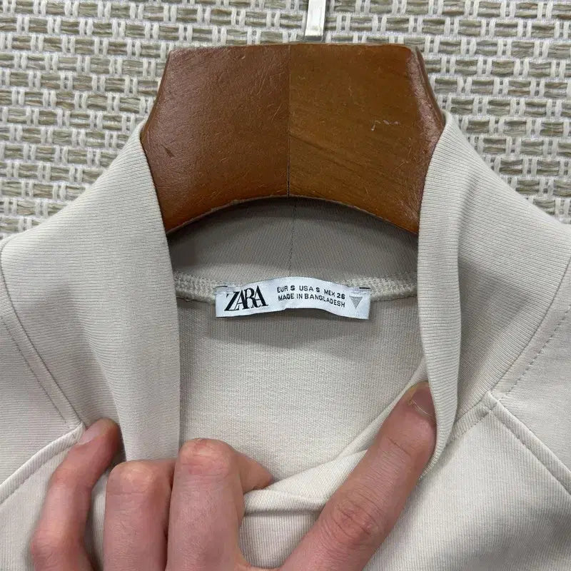 [BUNJANG] ZARA Casual Turtleneck Crop Long Sleeve T-shirt (S) / 자라 ZARA 캐주얼 터틀넥 크롭 긴팔티 S A06515