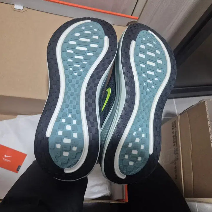 [BUNJANG] Nike Vomero Plus (280) / [풀박스] 나이키 보메로플러스 (280)