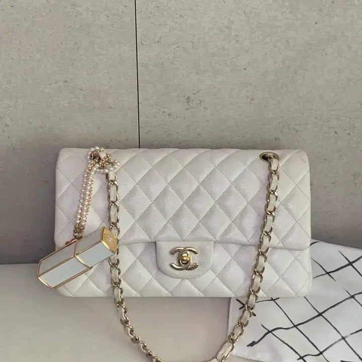[BUNJANG] Chanel Classic Medium Caviar White Bag / 샤넬 클래식 미듐 캐비어 화이트 금장