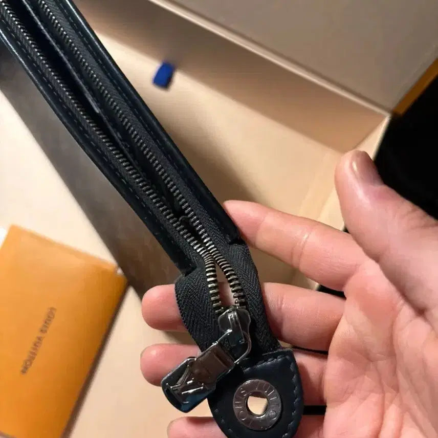 [BUNJANG] Louis Vuitton Eclipse Pochette Voyage / 루이비통 이클립스 포쉐트 보야주