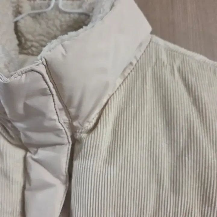 [BUNJANG] Merrell Ivory Padded Vest / 머렐 아이보리 패딩 조끼