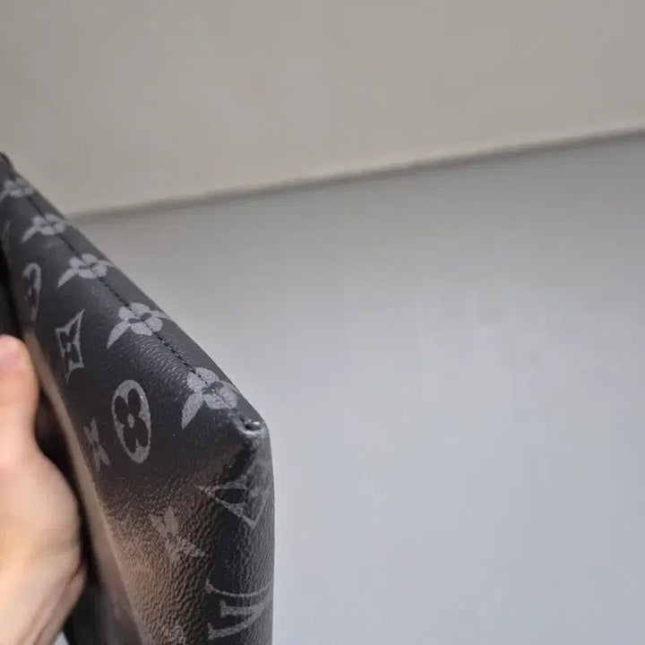 [BUNJANG] Louis Vuitton Monogram Eclipse Pochette Apollo Clutch / 루이비통 MM 모노그램 이클립스 포쉐트 아폴로 클러치