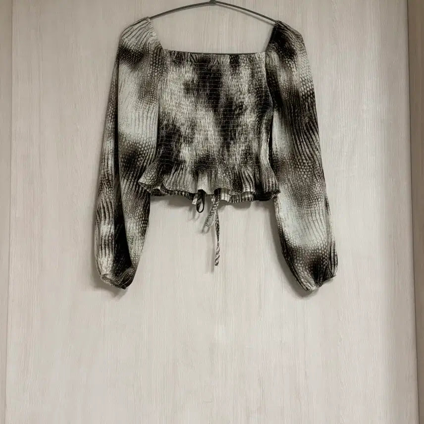 [BUNJANG] Brown Pattern Smocked Square Neck Blouse / 브라운 패턴 스모크밴딩 스퀘어넥 블라우스