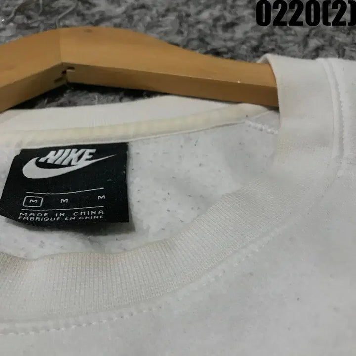 [BUNJANG] Nike Swoosh Sweatshirt / 나이키 스우시 맨투맨 화이트/블랙/레드 m