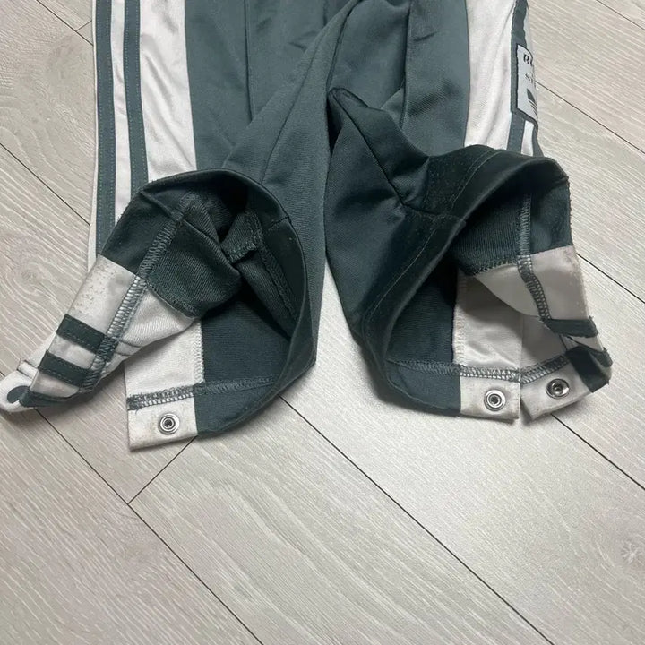 [BUNJANG] Adidas Adibreak Training Pants Green Gray / 아디다스 아디브레이크 트레이닝 팬츠 바지 루즈핏 그린그레이 M-L