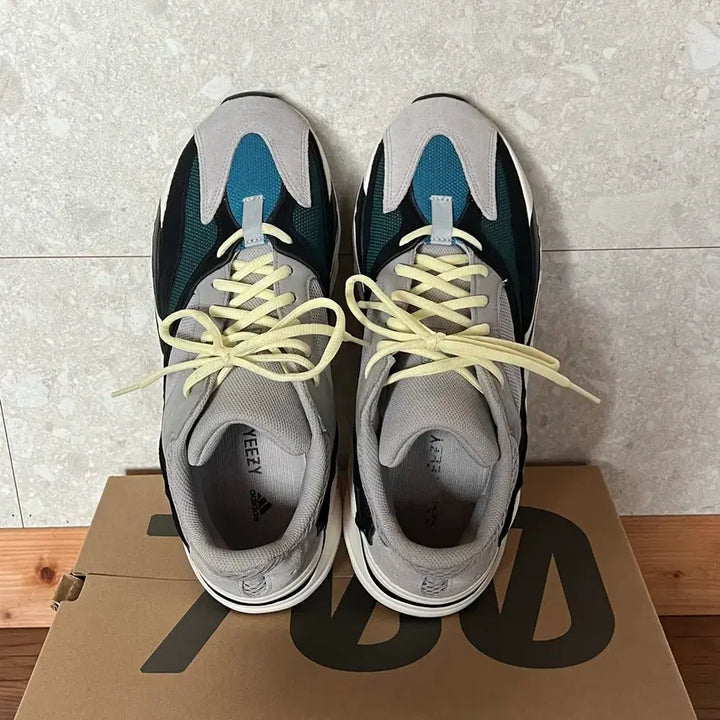 [BUNJANG] Adidas Yeezy Boost 700 Wave Runner Solid Grey / [300] 아디다스 이지 부스트 700 웨이브 러너 솔리드 그레이