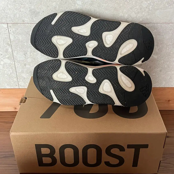 [BUNJANG] Adidas Yeezy Boost 700 Wave Runner Solid Grey / [300] 아디다스 이지 부스트 700 웨이브 러너 솔리드 그레이