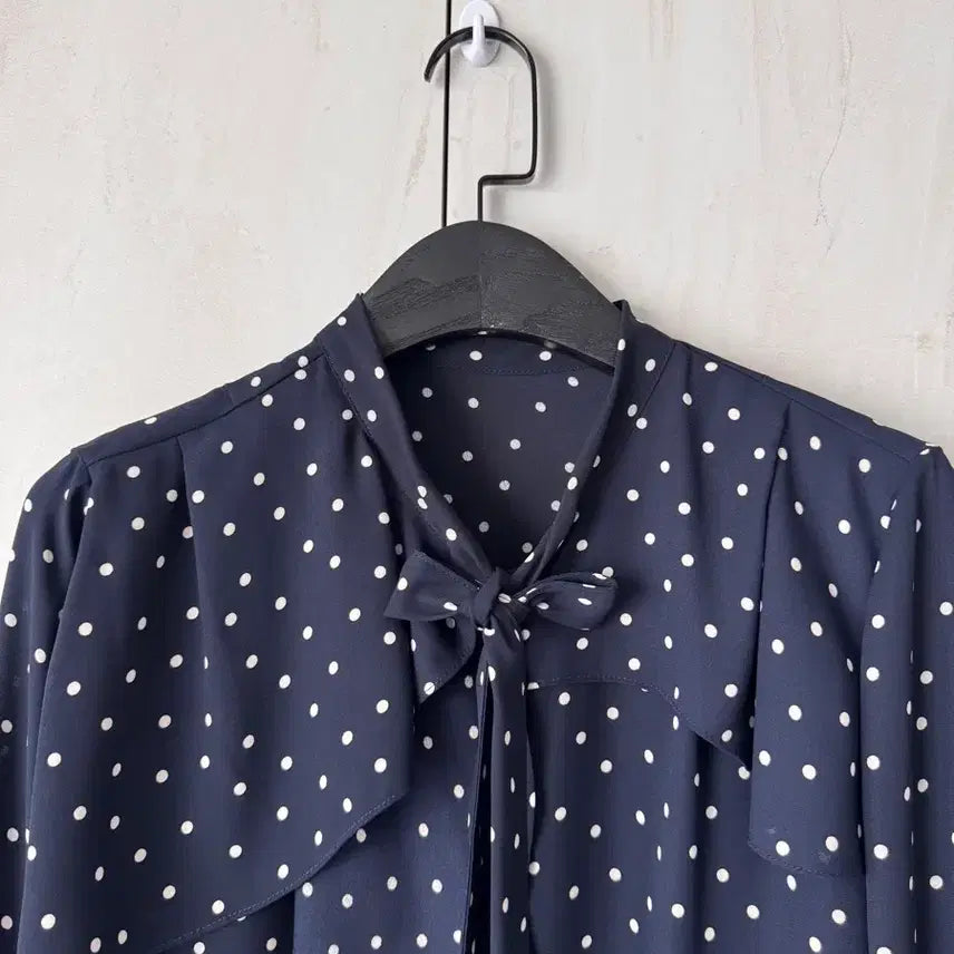[BUNJANG] MINE Dot Ribbon Blouse Navy 55 / 텍있는 새상품 한섬 MINE 도트 리본 블라우스 네이비 55사이즈