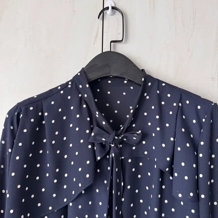 [BUNJANG] MINE Dot Ribbon Blouse Navy 55 / 텍있는 새상품 한섬 MINE 도트 리본 블라우스 네이비 55사이즈