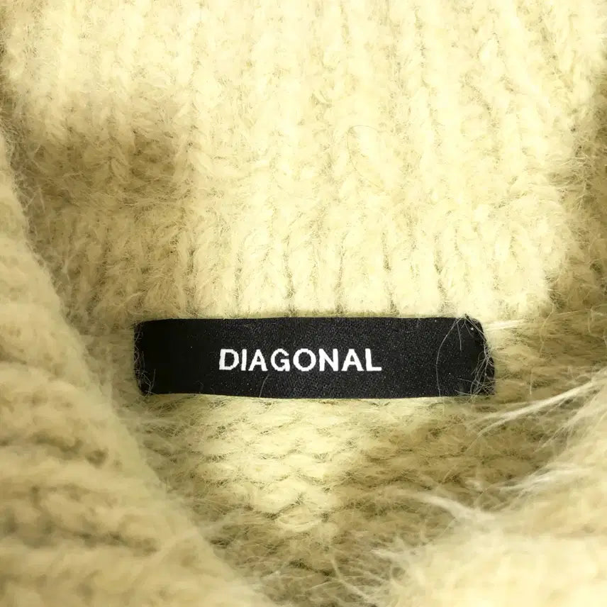 [BUNJANG] Diagonal Crop Knit Cardigan / 다이애그널 크롭 니트 가디건