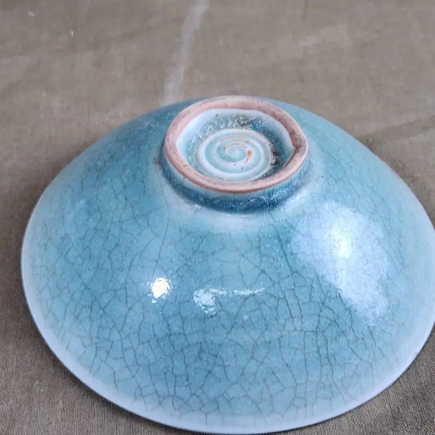 [BUNJANG] Celadon Porcelain Bowl with Embossed Patterns / 양각 뇌문과 닭,동자문양 멋스런 청자다완