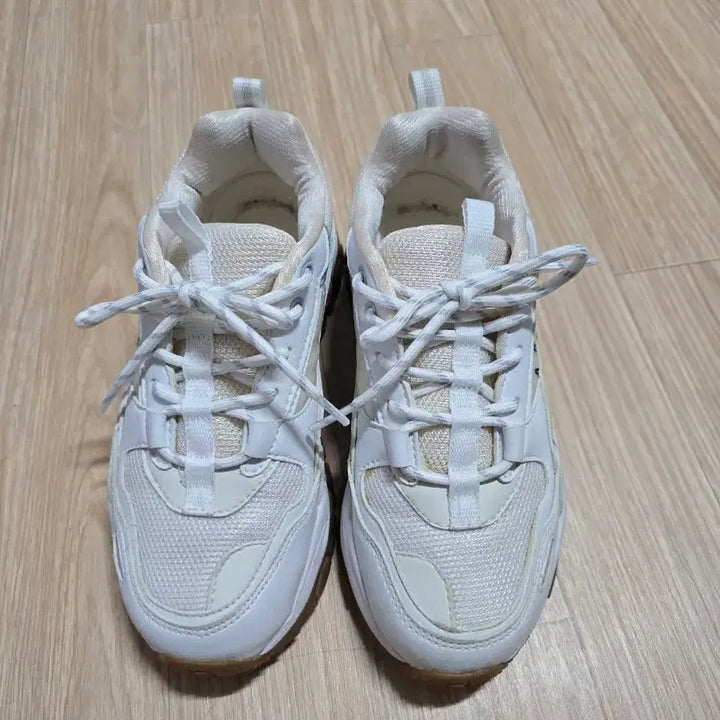 [BUNJANG] Akicclassic Urban Tracker White Gum Sneakers (Size 235) / 아키클래식 어반트래커 235