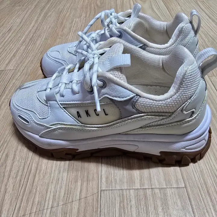 [BUNJANG] Akicclassic Urban Tracker White Gum Sneakers (Size 235) / 아키클래식 어반트래커 235