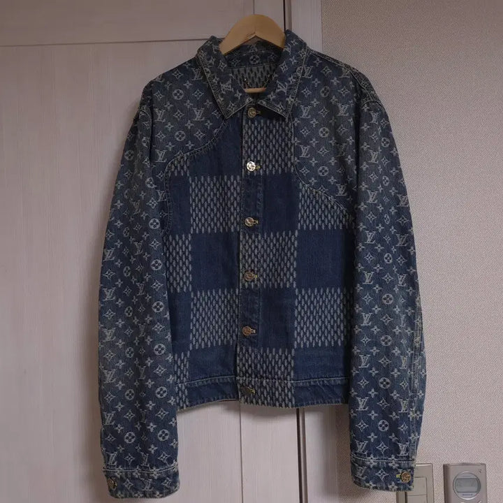 [BUNJANG] Louis Vuitton Nigo Monogram Light Wash Denim Trucker Jacket / [56] 루이비통 니고 모노그램 연청 데님 트러커 자켓