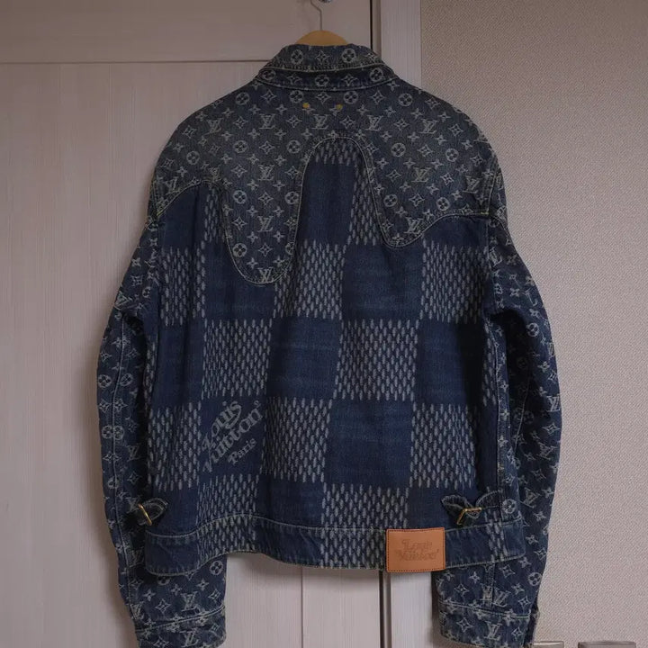 [BUNJANG] Louis Vuitton Nigo Monogram Light Wash Denim Trucker Jacket / [56] 루이비통 니고 모노그램 연청 데님 트러커 자켓