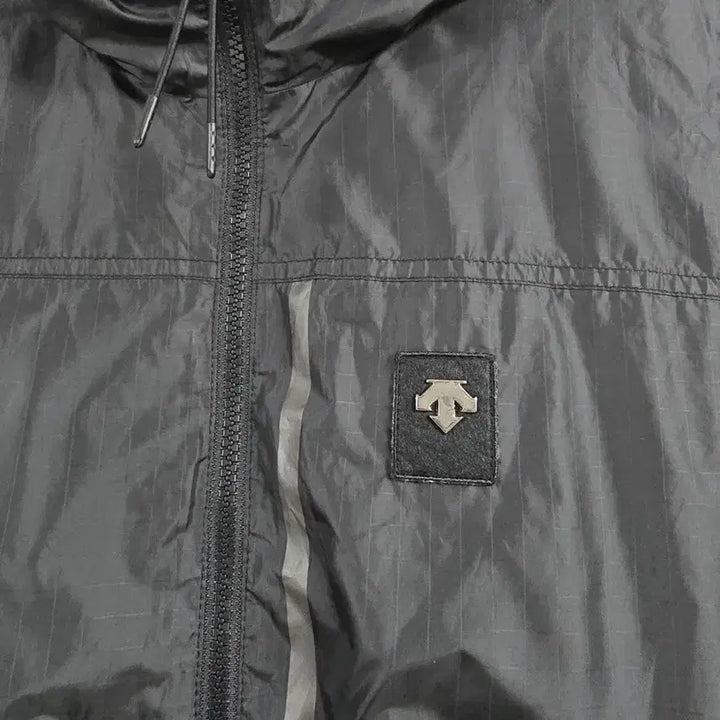 [BUNJANG] Descente Black Hooded Windbreaker Jacket Size 90 / 데상트 바람막이  90