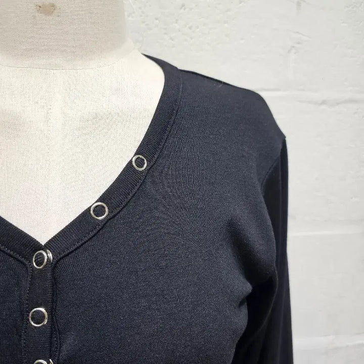 [BUNJANG] V-Neck Long Sleeve Top - Black / 허리라인 똑딱단추 브이넥 무지 긴팔- 블랙