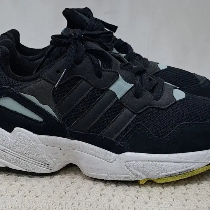 [BUNJANG] Adidas 235 Shoes / 아디다스 운동화  235