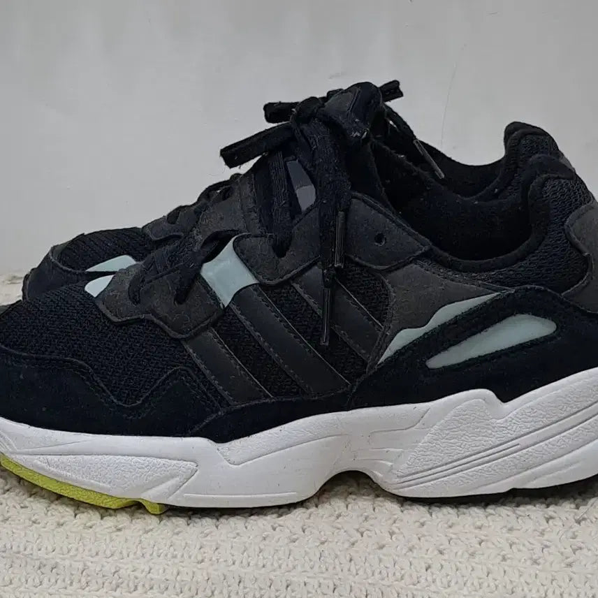 [BUNJANG] Adidas 235 Shoes / 아디다스 운동화  235