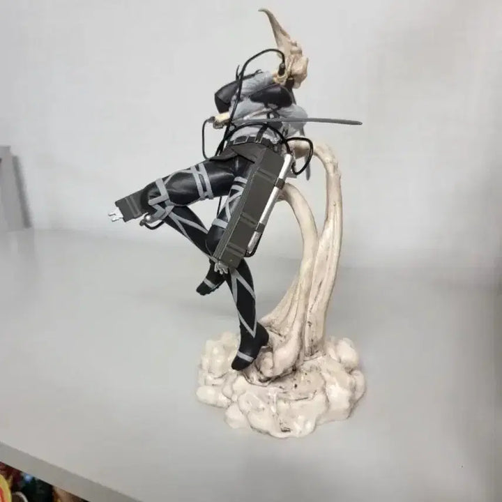 [BUNJANG] Attack on Titan Levi Figure / 정품)진격의거인 제일복권 땅울림 B상 리바이 피규어 팝니다