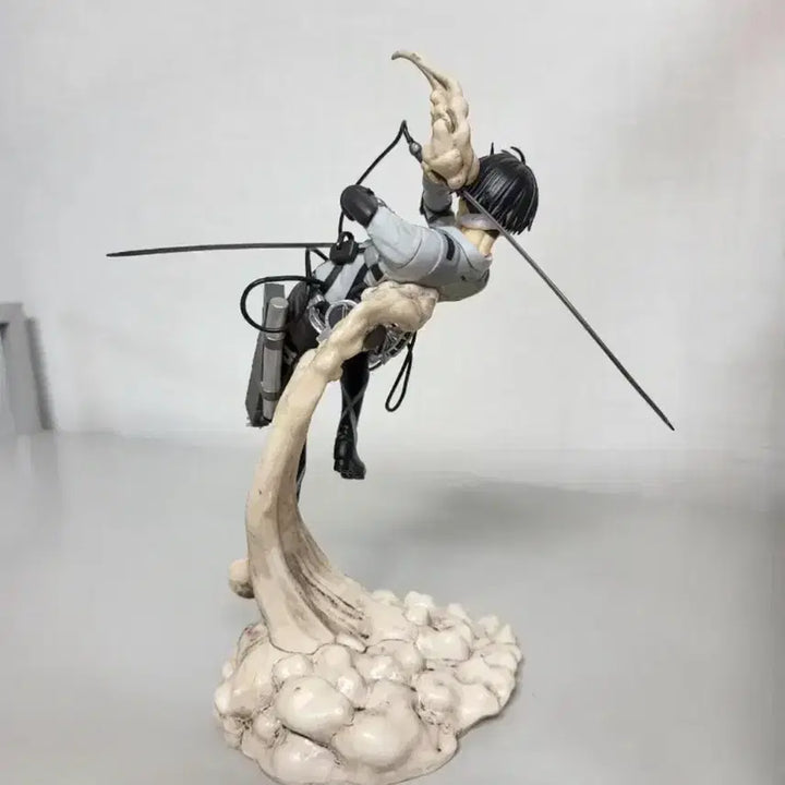[BUNJANG] Attack on Titan Levi Figure / 정품)진격의거인 제일복권 땅울림 B상 리바이 피규어 팝니다