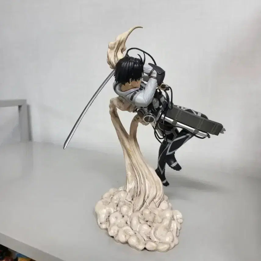 [BUNJANG] Attack on Titan Levi Figure / 정품)진격의거인 제일복권 땅울림 B상 리바이 피규어 팝니다