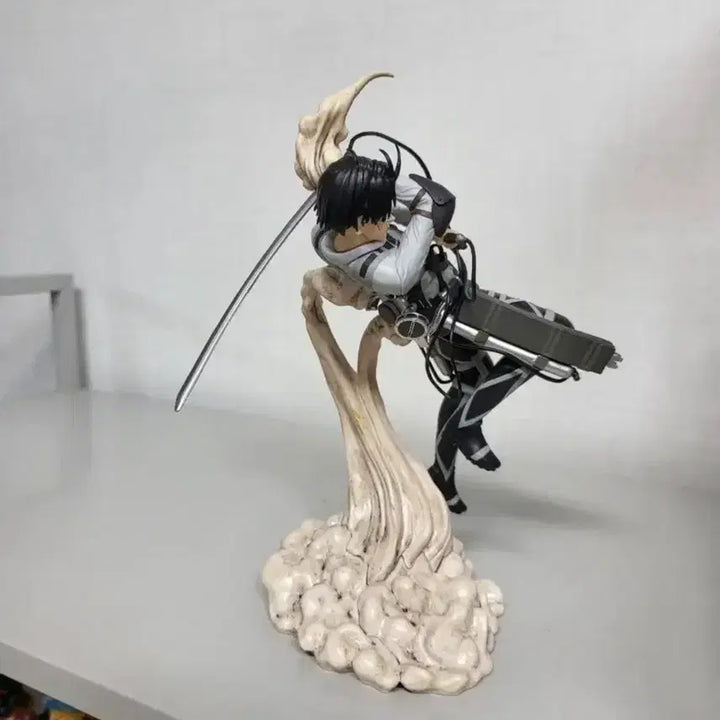 [BUNJANG] Attack on Titan Levi Figure / 정품)진격의거인 제일복권 땅울림 B상 리바이 피규어 팝니다