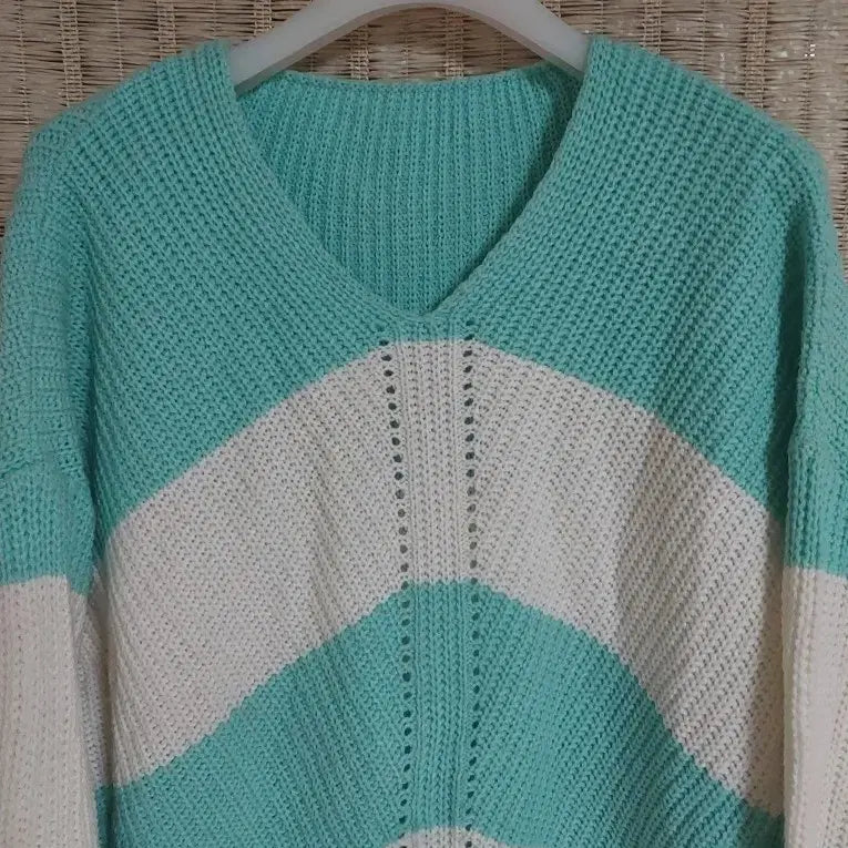 [BUNJANG] Mint White Stripe V-Neck Knit / 민트 화이트 스트라이프 브이넥 니트