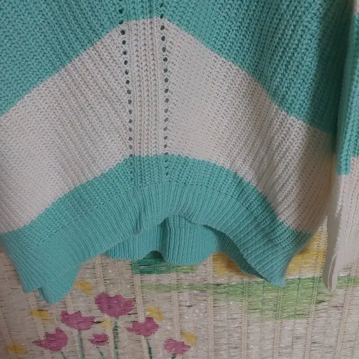 [BUNJANG] Mint White Stripe V-Neck Knit / 민트 화이트 스트라이프 브이넥 니트