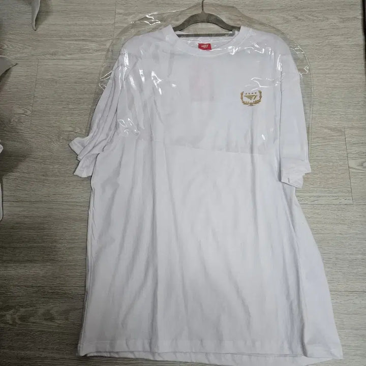 [BUNJANG] T1 23 Worlds Champions Commemorative T-Shirt / T1 23 월즈 우승기념 티셔츠