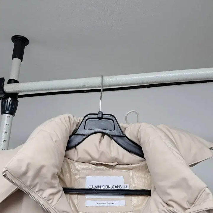 [BUNJANG] Calvin Klein Belted Puffer Jacket / 캘빈클라인 아이보리 벨티드 푸퍼 패딩캘빈클라인 벨티드 여성 패딩