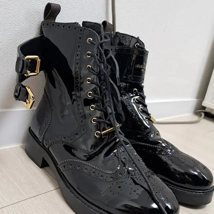 [BUNJANG] Black Ankle Boots Size 38 / 블랙 앵클 부츠 유광 블랙 부츠 38