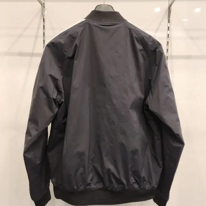 [BUNJANG] Discovery Black/White Bomber Jacket 105 / 디스커버리 블랙/화이트 배색 봄버 자켓105