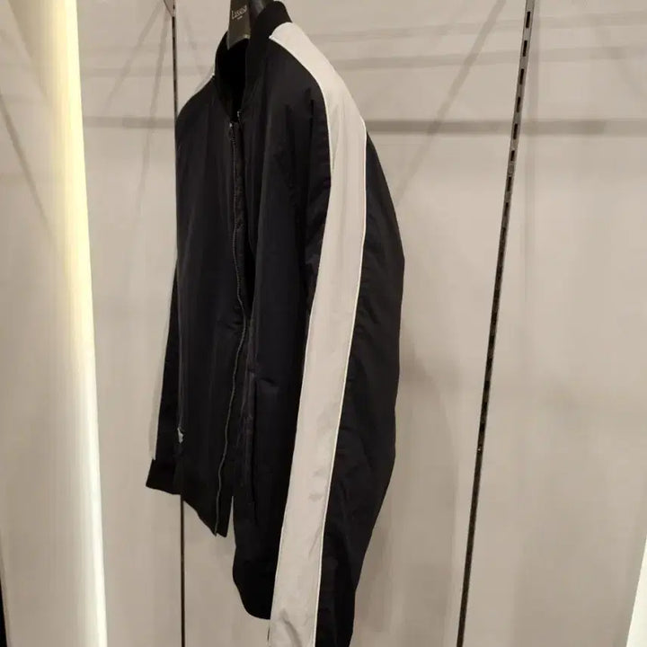 [BUNJANG] Discovery Black/White Bomber Jacket 105 / 디스커버리 블랙/화이트 배색 봄버 자켓105