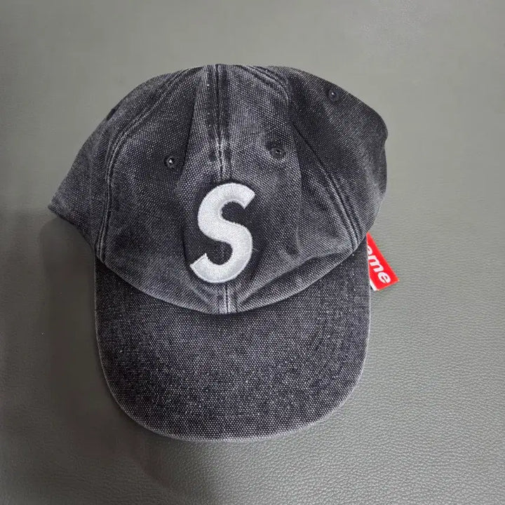 [BUNJANG] Supreme S Logo 6-Panel Cap / 슈프림 피그먼트 S 로고 6-패널 블랙 - 24FW