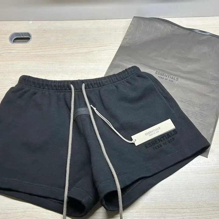 [BUNJANG] Fear of God Essentials Shorts (Size S) / 피오갓 에센셜 반바지 s 사이즈 교환 ->m