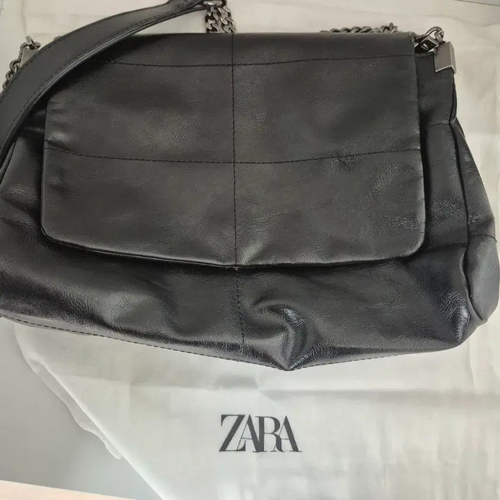 [BUNJANG] Zara Flap Shoulder Bag / 자라 락 플랩 숄더백