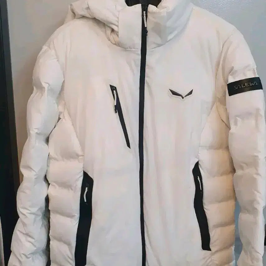[BUNJANG] Saleva Goose Down Jacket (Size 100) / 살레와 구스다운 패딩 100사이즈 판매합니다. 화이트 색상이라 얼굴이 화