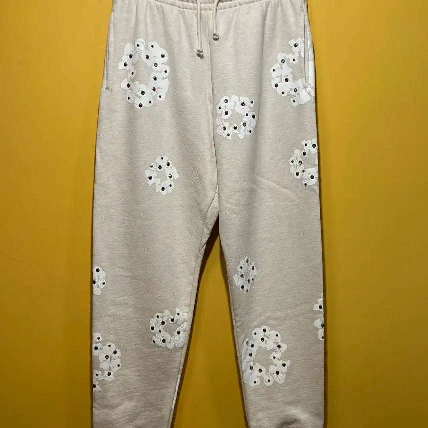 [BUNJANG] Denim Tears Rhinestone Cotton Wreath Sweatpants / [M] 데님 티어스 라인스톤 잼스톤 코튼 리쓰 스웨트팬츠 오트밀