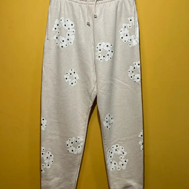 [BUNJANG] Denim Tears Rhinestone Cotton Wreath Sweatpants / [M] 데님 티어스 라인스톤 잼스톤 코튼 리쓰 스웨트팬츠 오트밀