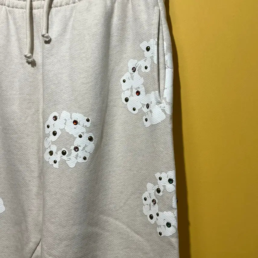 [BUNJANG] Denim Tears Rhinestone Cotton Wreath Sweatpants / [M] 데님 티어스 라인스톤 잼스톤 코튼 리쓰 스웨트팬츠 오트밀