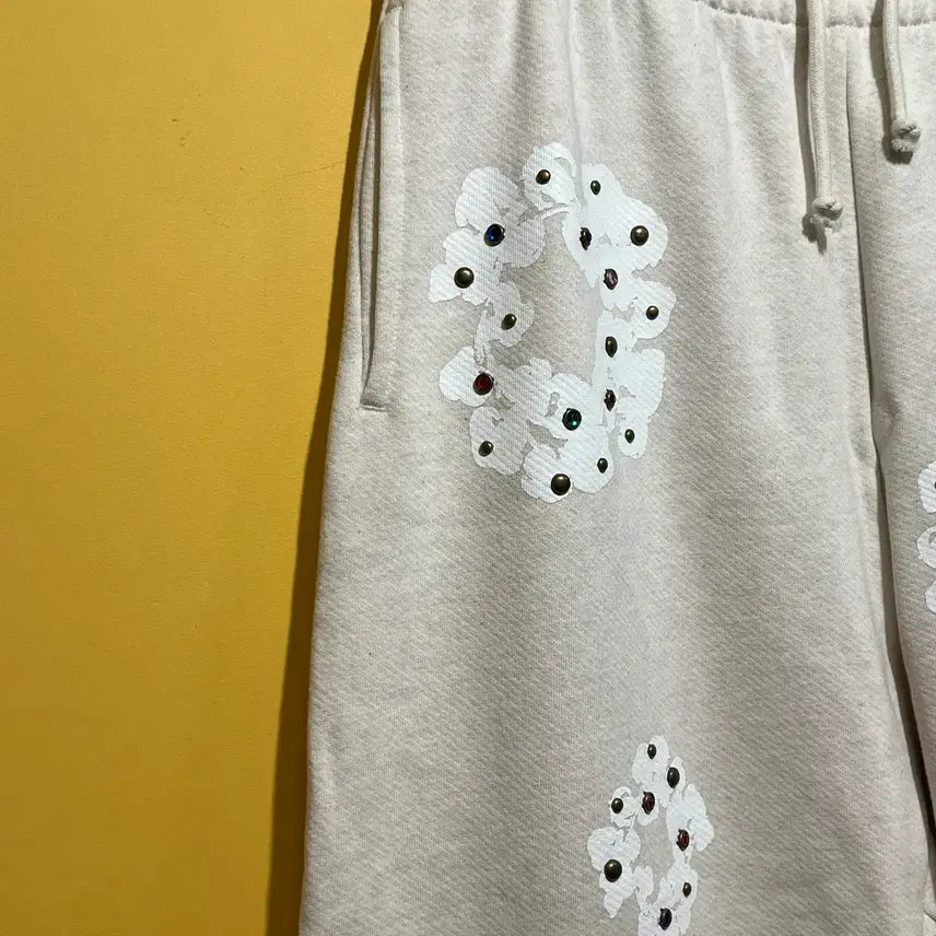 [BUNJANG] Denim Tears Rhinestone Cotton Wreath Sweatpants / [M] 데님 티어스 라인스톤 잼스톤 코튼 리쓰 스웨트팬츠 오트밀