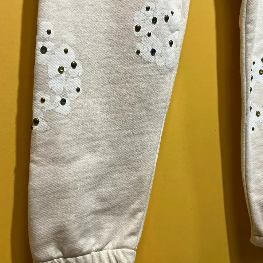 [BUNJANG] Denim Tears Rhinestone Cotton Wreath Sweatpants / [M] 데님 티어스 라인스톤 잼스톤 코튼 리쓰 스웨트팬츠 오트밀