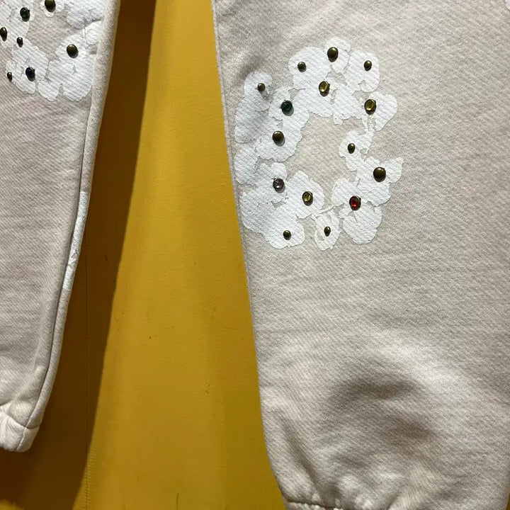 [BUNJANG] Denim Tears Rhinestone Cotton Wreath Sweatpants / [M] 데님 티어스 라인스톤 잼스톤 코튼 리쓰 스웨트팬츠 오트밀