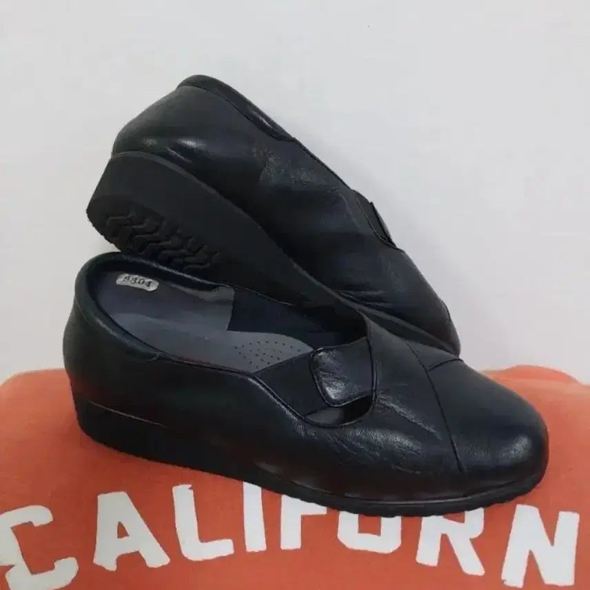 [BUNJANG] HUBUKI Leather Flat Shoes (220) / 여성 HUBUKI 가죽  신발, 단화 (220)