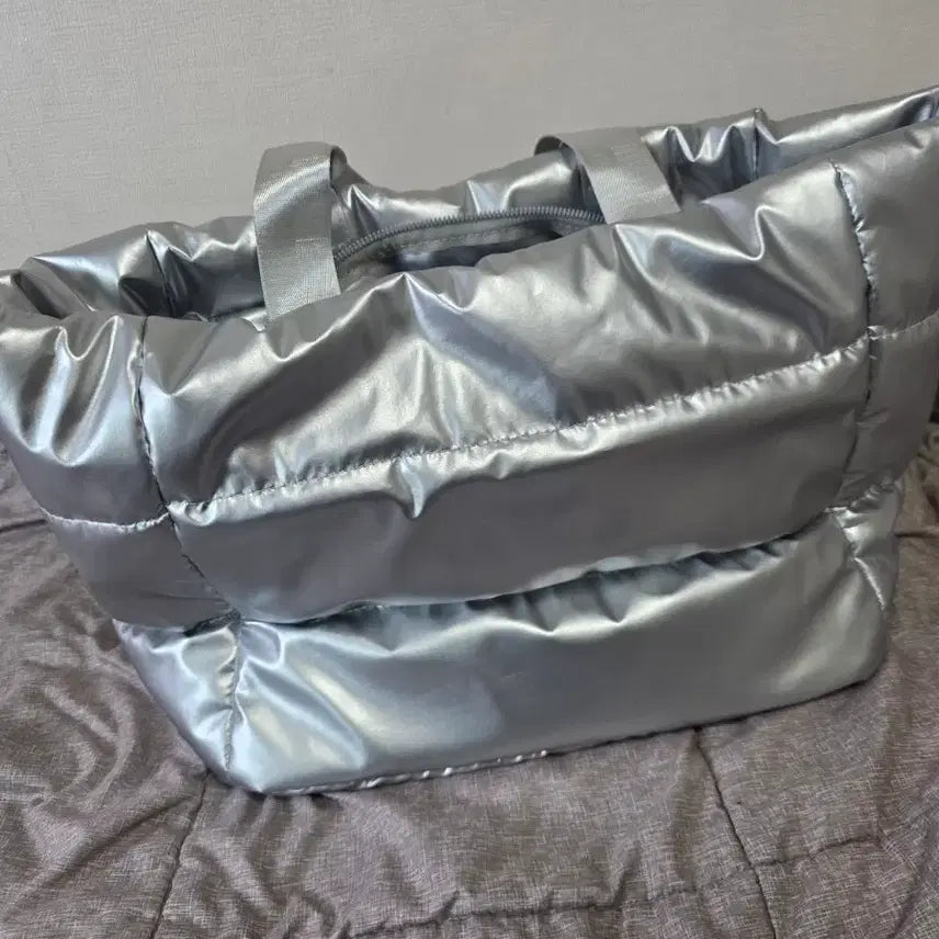 [BUNJANG] Silver Padded Bag / 여행 보부상 실버 패딩백