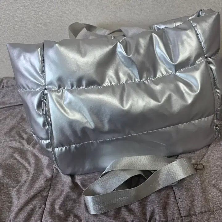 [BUNJANG] Silver Padded Bag / 여행 보부상 실버 패딩백