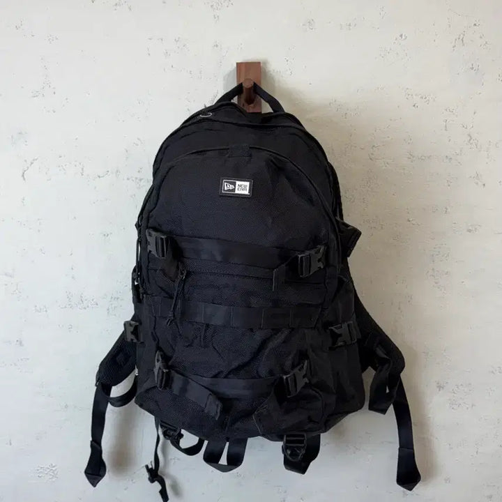 [BUNJANG] New Era Carrier Backpack Black / 뉴에라 캐리어 백팩 블랙